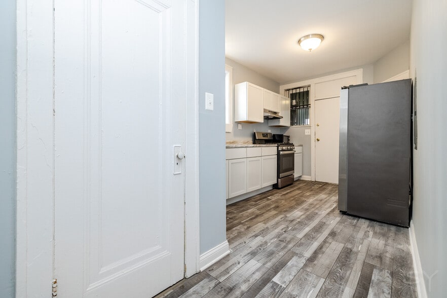 More Photos Of 7751 S Phillips Ave, Chicago Industrial For Sale