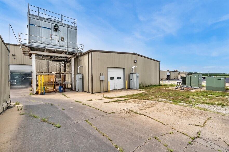 More Photos Of 202 1st St S, Kalona Manufacturing For Sale
