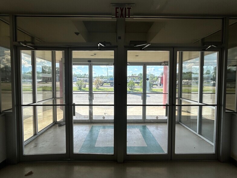 More Photos Of 3215 W Oak St, Palestine Medical For Lease