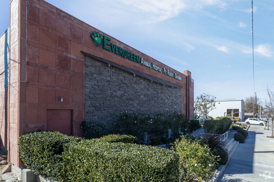 2394523947 Newhall Ave, Santa Clarita, CA 91321 Veterinarian Kennel