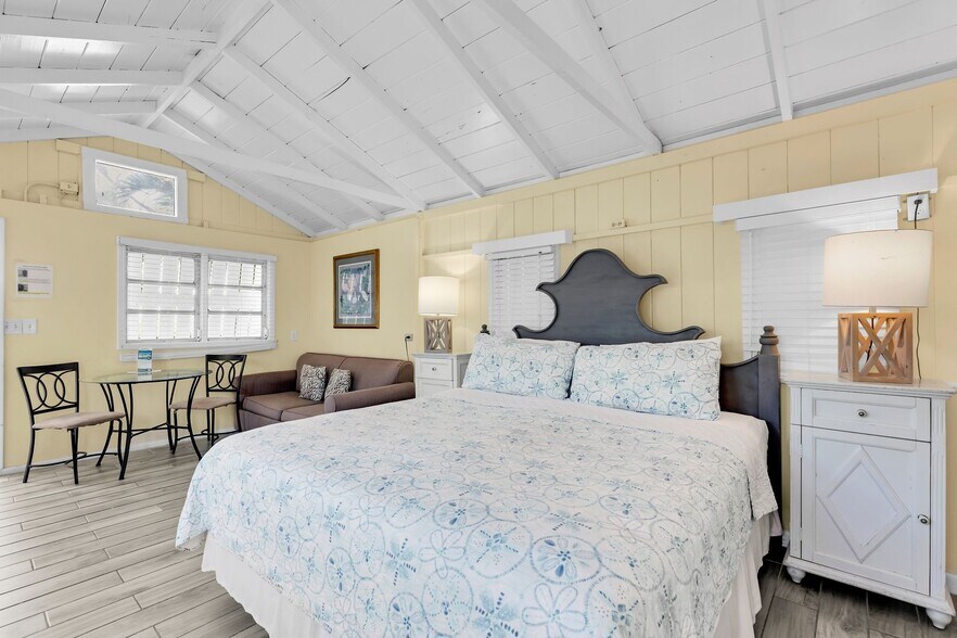 More Photos Of 243 61st St, Marathon Hotel For Sale