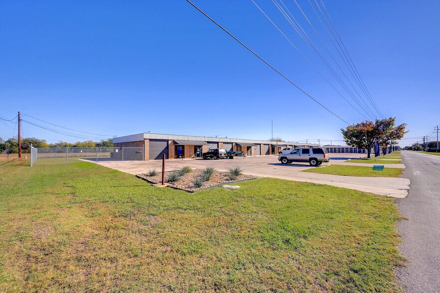 More Photos Of 1419 Fleming Dr, Seguin Flex For Sale