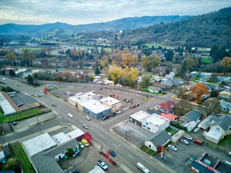 More Photos Of 1560 SE Stephens St, Roseburg Freestanding For Sale