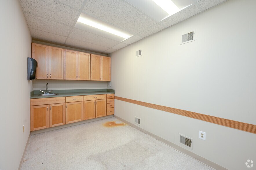 More Photos Of 5602-5654 Shields Dr, Bethesda Medical For Lease