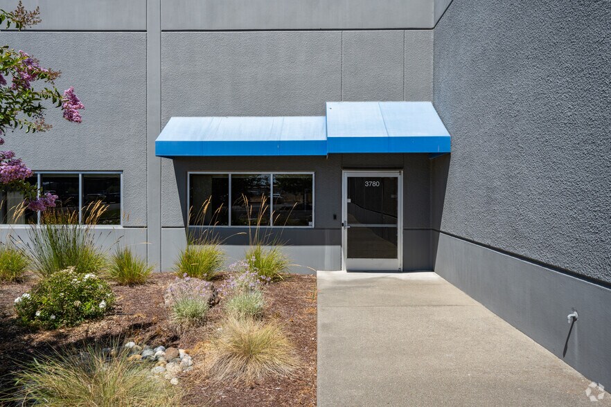 More Photos Of 3780 Flightline Dr, Santa Rosa Industrial For Lease
