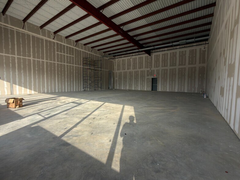 More Photos Of 14211 Hiram Clarke Rd, Houston Storefront For Lease