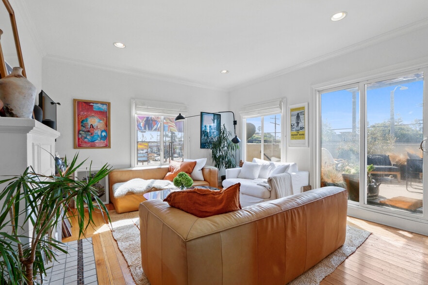 More Photos Of 1700-1702 Lincoln Blvd, Venice Storefront Retail Residential For Sale