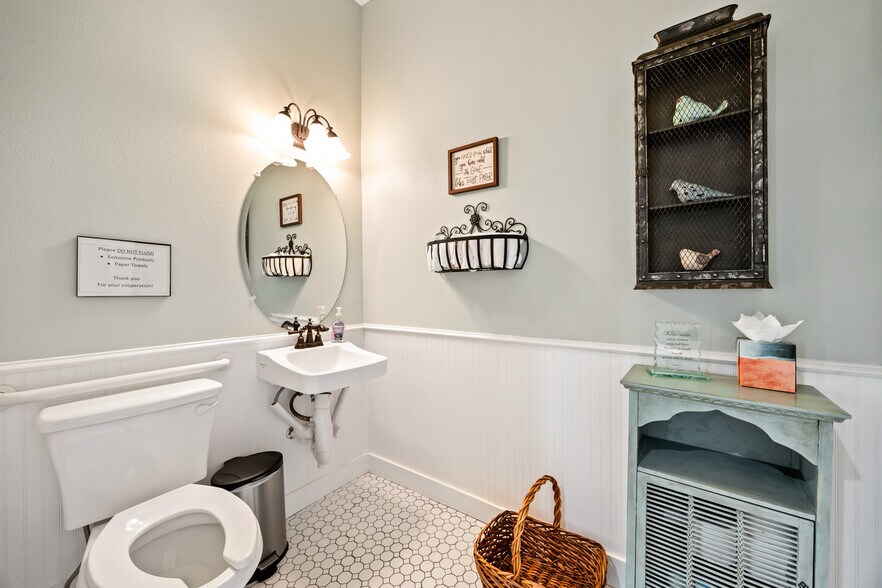 More Photos Of 203 N Alamo Rd, Rockwall Office For Sale