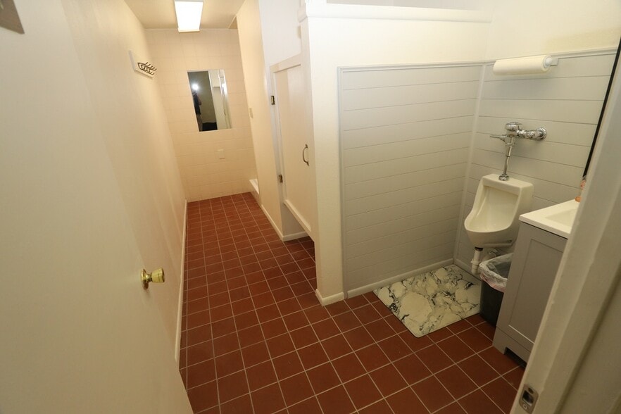 More Photos Of 2009 Industrial Road, Cortez Warehouse For Lease