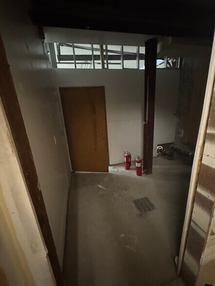 More Photos Of 140 Valley St, Tarrytown Warehouse For Lease