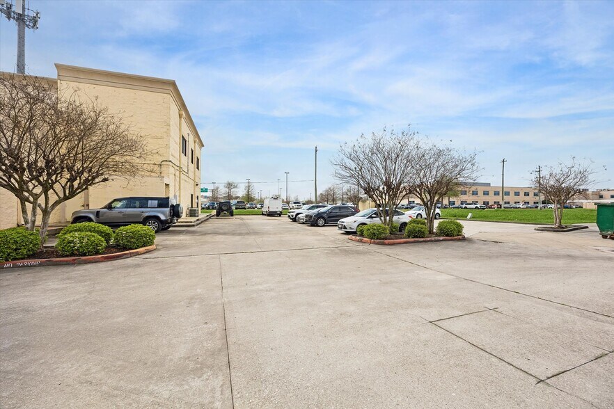 More Photos Of 4450 E Sam Houston Pky S, Pasadena General Retail For Lease