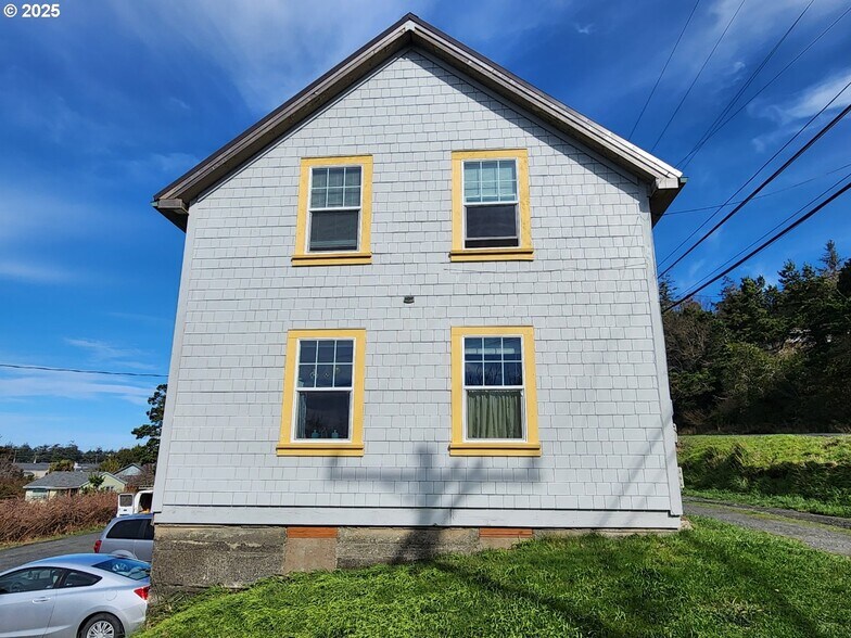 More Photos Of 935 Jackson St, Port Orford Apartments For Sale