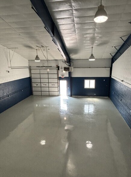 More Photos Of 11 Millpond Dr, Lafayette Flex For Lease