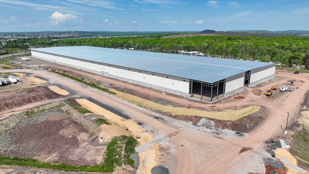 More Photos Of 125 Crossroads Blvd S, Hazleton Distribution For Lease