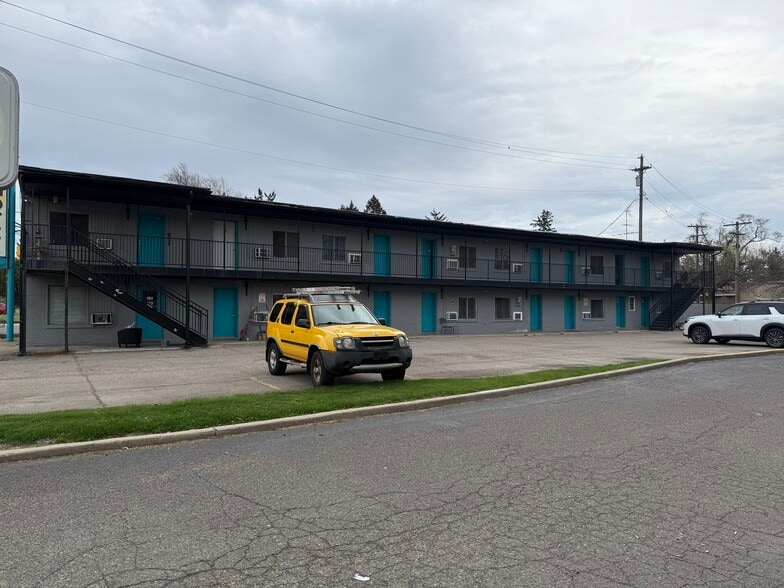 More Photos Of 111 W 12 Mile Rd, Royal Oak Hotel For Sale