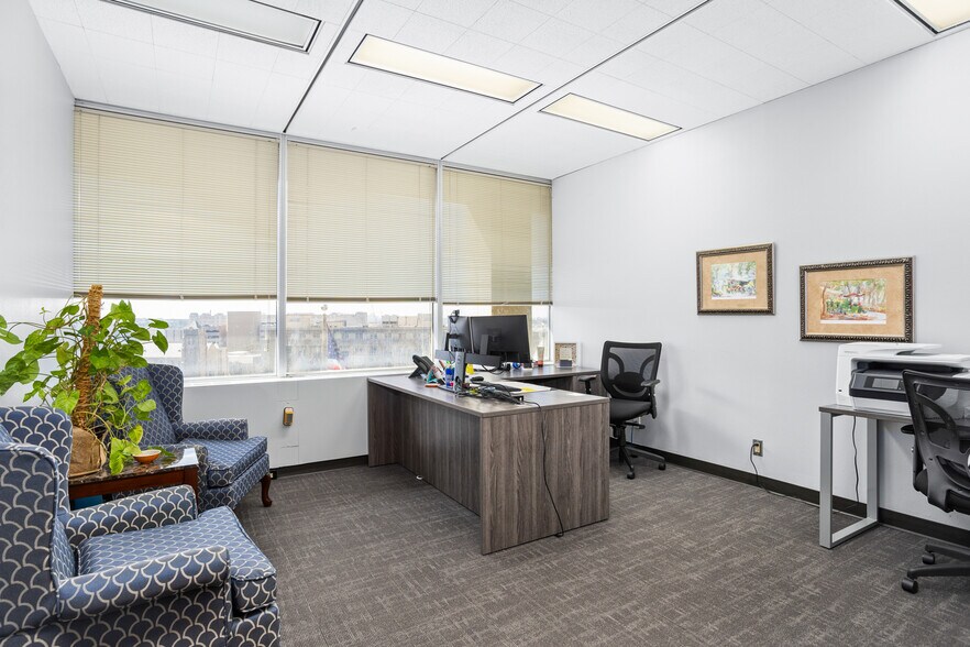 More Photos Of 500 W 7th St, Fort Worth Office For Sale