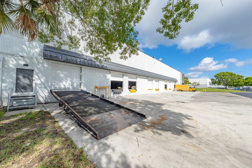 More Photos Of 5360 NW 35th Ave, Fort Lauderdale Warehouse For Lease