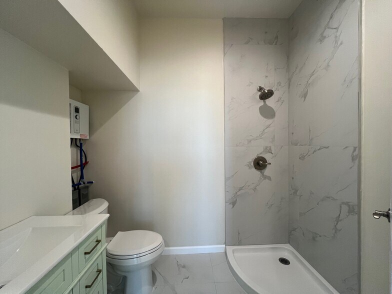 More Photos Of 7053 Owensmouth Ave, Canoga Park Office For Lease