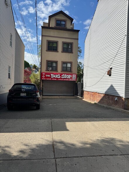 Primary Photo Of 119 Victory Blvd, Staten Island General Retail For Lease