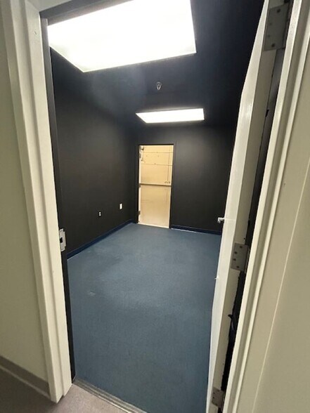 More Photos Of 7 Perimeter Rd, Manchester Light Manufacturing For Lease