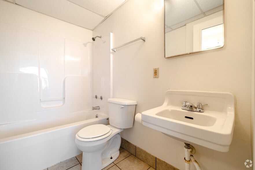 More Photos Of 17 E 2nd Ave, Hutchinson Apartments For Lease