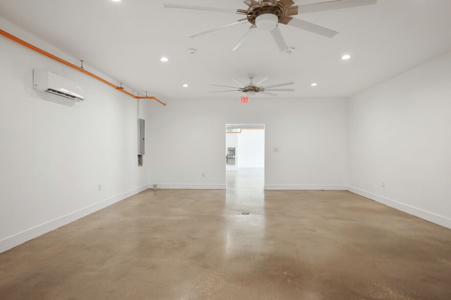 More Photos Of 10830 Navajo Dr, Saint Petersburg Showroom For Sale