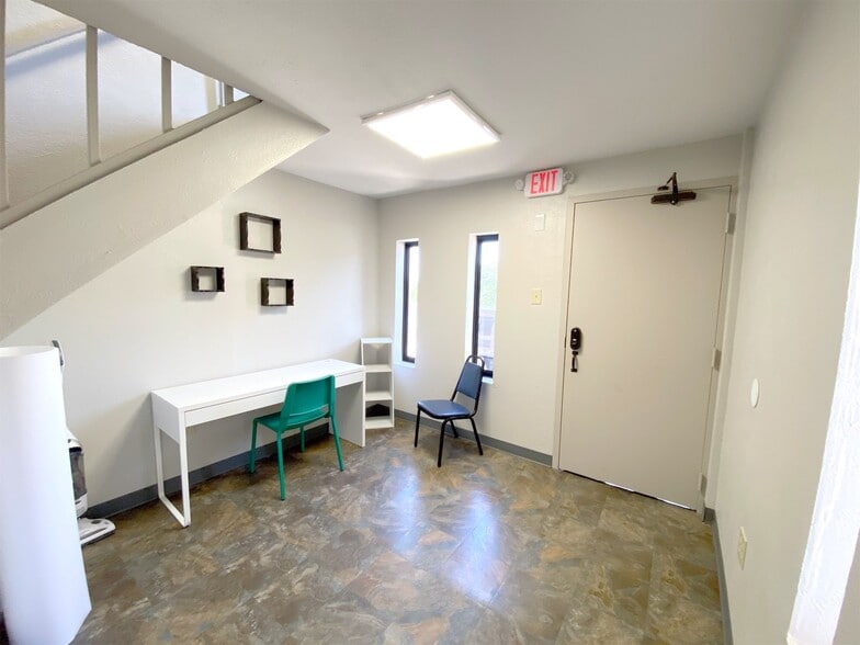 More Photos Of 916 S Locust St, Denton Warehouse For Lease