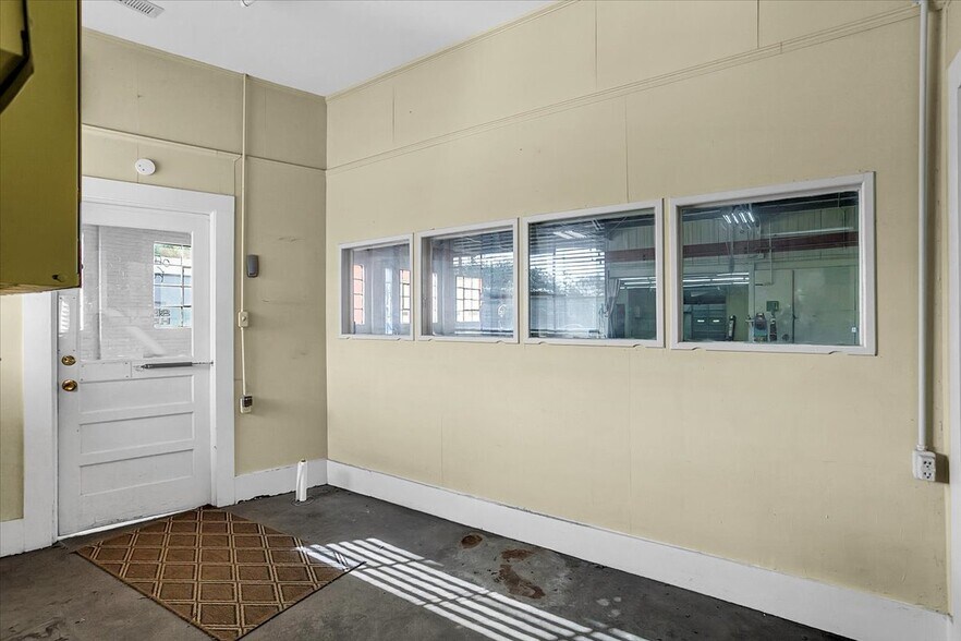 More Photos Of 1 Pete Hollis Blvd, Greenville Auto Repair For Sale