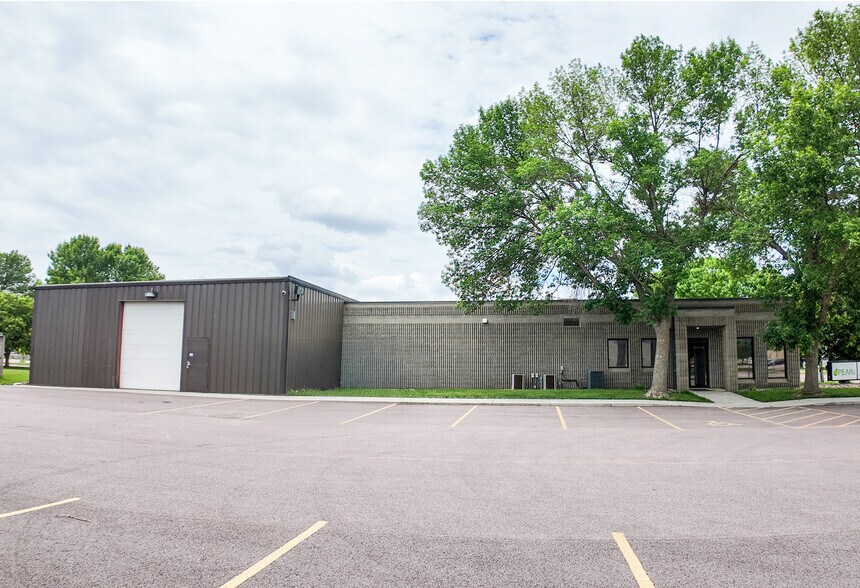 More Photos Of 1609 W 1st St, Sioux Falls Light Distribution For Sale