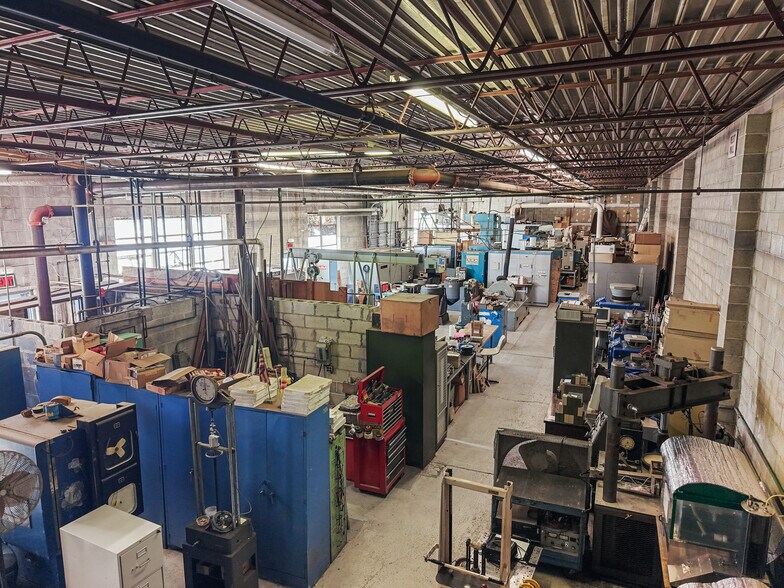 More Photos Of 55 Poplar St, Stamford Light Distribution For Sale