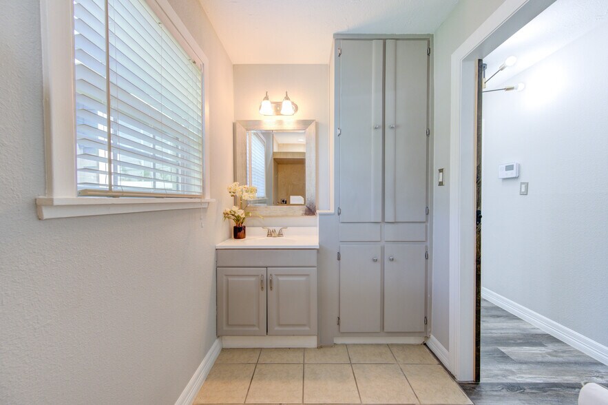 More Photos Of 2208 Strawberry Rd, Pasadena Office Residential For Sale