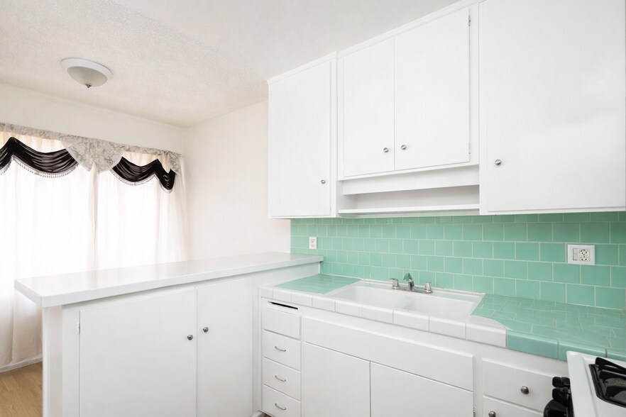 More Photos Of 538 W 82nd St, Los Angeles Apartments For Sale
