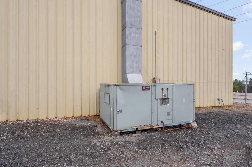 More Photos Of 110 Orbit Rd, Statesville Flex For Lease