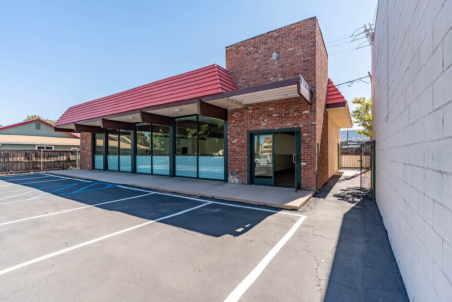 More Photos Of 27016 Langside Ave, Santa Clarita Office For Sale