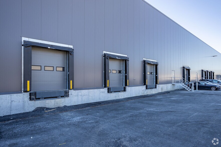 More Photos Of 11235 Boul Métropolitain E, Montréal Distribution For Lease