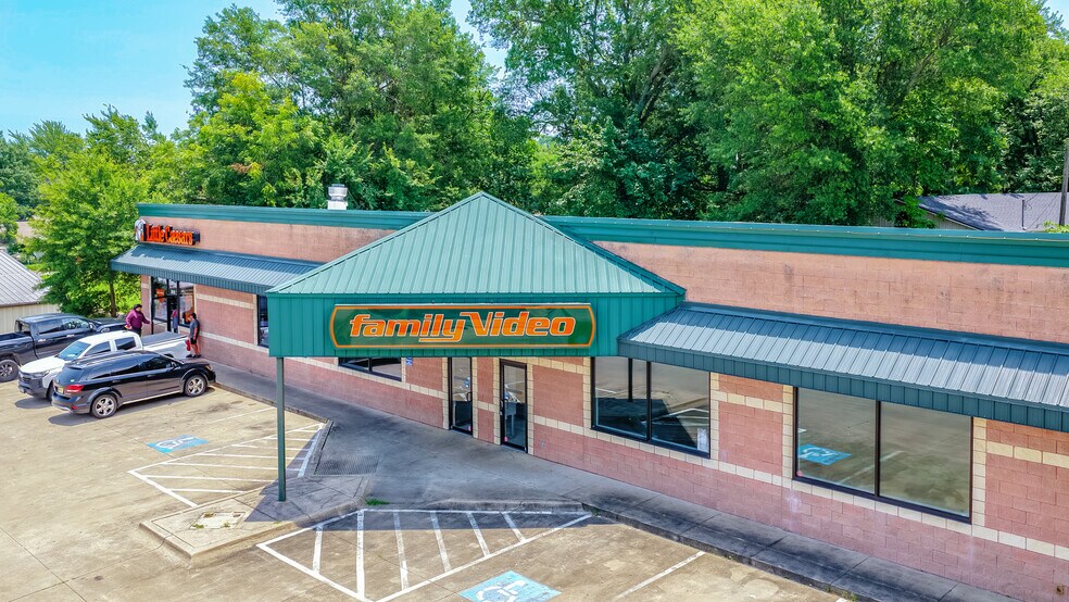 More Photos Of 2010 Lamar Ave, Paris General Retail For Lease
