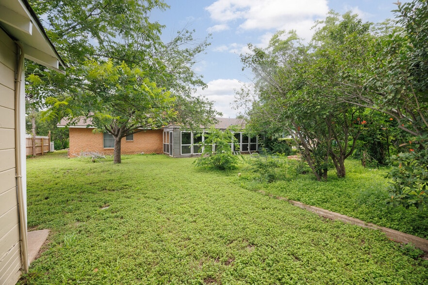 More Photos Of 606 E Liberty Ave, Round Rock Office For Sale