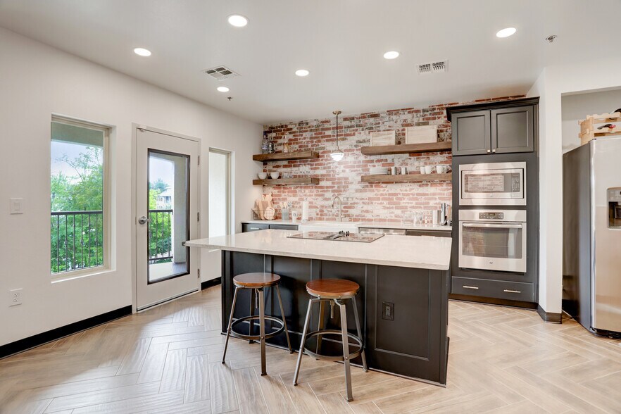 More Photos Of 6544 Greatwood Pky, Sugar Land Loft Creative Space For Lease