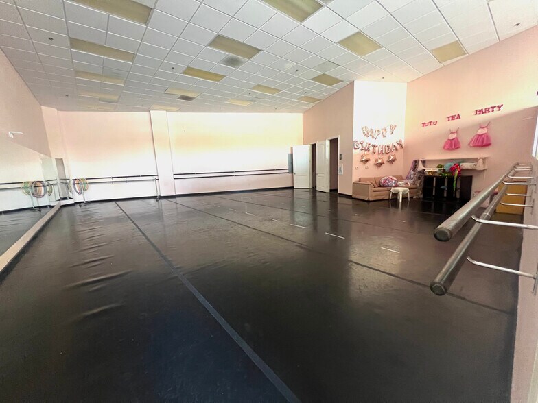 More Photos Of 18760 Flying Tiger Dr, Canyon Country Unknown For Lease