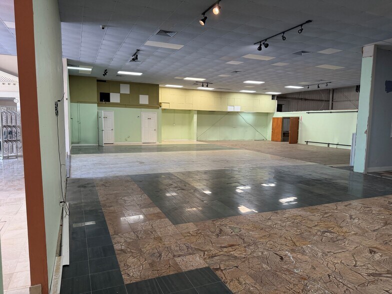 More Photos Of 4200 Tamiami Trl N, Naples Garden Center For Lease