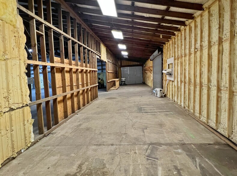 More Photos Of 2721 10th St, Northport Warehouse For Lease