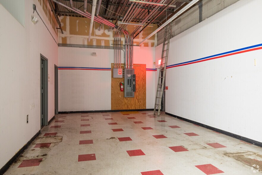More Photos Of 1526-1596 Union Tpke, New Hyde Park Freestanding For Lease