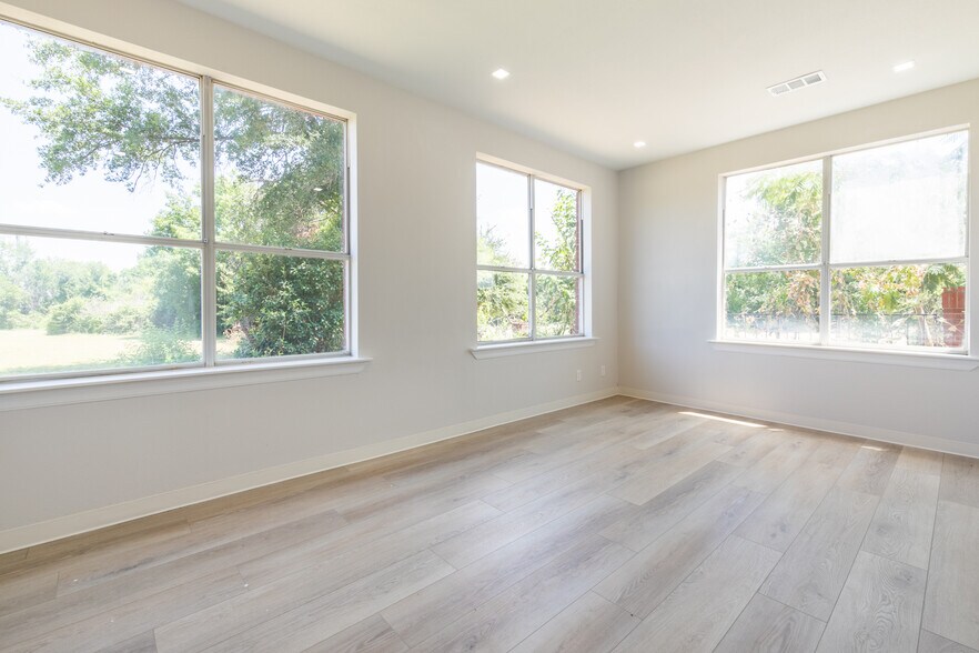 More Photos Of 1307 W Abram St, Arlington Office For Lease