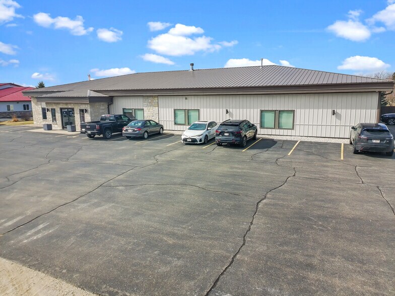 More Photos Of 2492 Crest Dr, Lake Geneva Office For Sale