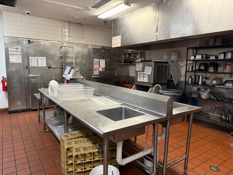 More Photos Of 5604 Merchants Center Blvd, Knoxville Restaurant For Lease