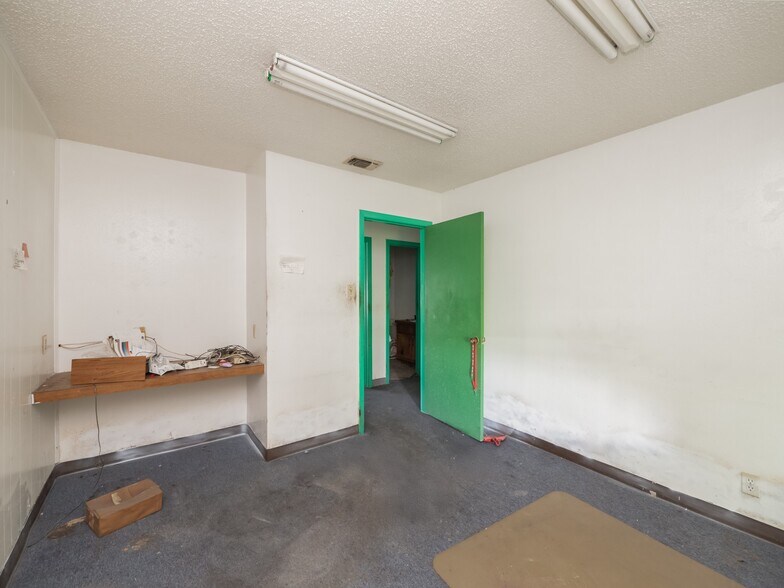 More Photos Of 8212 Georgian Dr, Austin Office For Sale