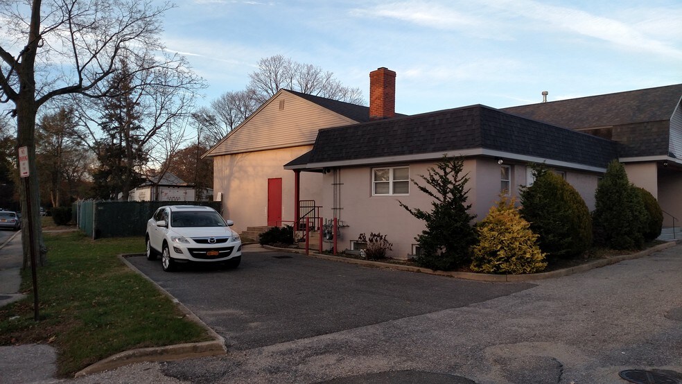 More Photos Of 81 W Hills Rd, Huntington Station Flex For Lease