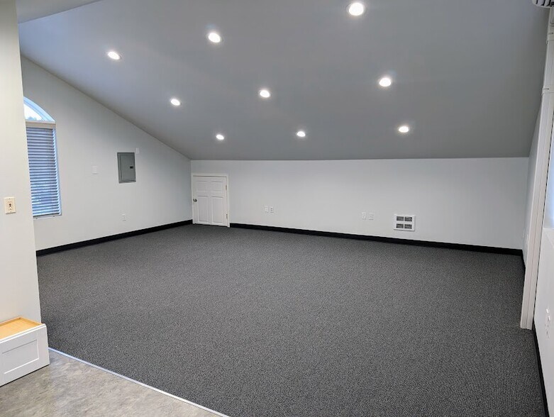 More Photos Of 105 Washington Blvd, Algona Office For Lease