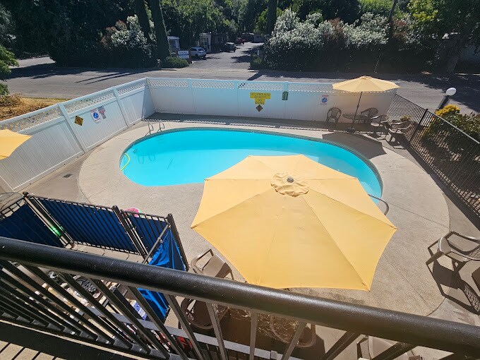 More Photos Of 30 Gilmore Rd, Red Bluff Hotel For Sale