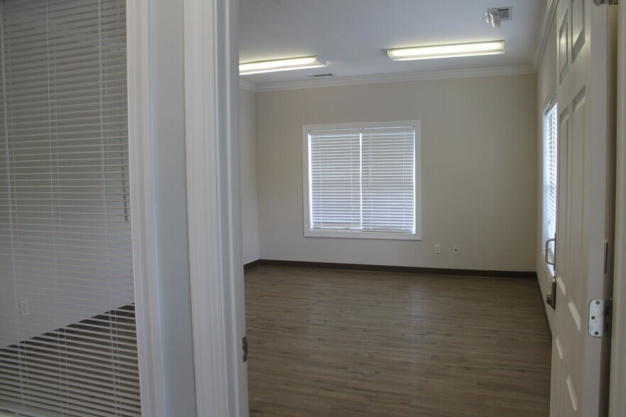 More Photos Of 37 W Fairmont Ave, Savannah Office For Lease